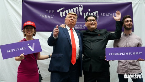 Gặp gỡ ‘bản sao’ của ông Kim Jong Un tại Singapore - Ảnh 7. Gặp gỡ ‘bản sao’ của ông Kim Jong Un tại Singapore - Ảnh 7.