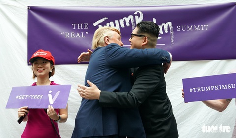 Gặp gỡ ‘bản sao’ của ông Kim Jong Un tại Singapore - Ảnh 11. Gặp gỡ ‘bản sao’ của ông Kim Jong Un tại Singapore - Ảnh 11.