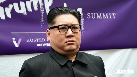 Gặp gỡ ‘bản sao’ của ông Kim Jong Un tại Singapore - Ảnh 10. Gặp gỡ ‘bản sao’ của ông Kim Jong Un tại Singapore - Ảnh 10.