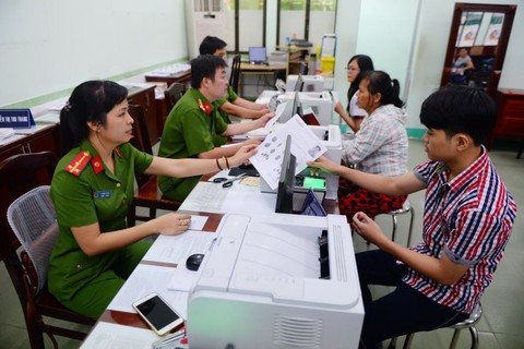 Cô học trò lớp 9 chỉ chúng tôi cách xếp hàng tự trọng - Ảnh 1. Cô học trò lớp 9 chỉ chúng tôi cách xếp hàng tự trọng - Ảnh 1.