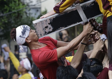 Chen lấn kinh hoàng tại lễ hội Black Nazarene ở Philippines - Ảnh 7. Chen lấn kinh hoàng tại lễ hội Black Nazarene ở Philippines - Ảnh 7.