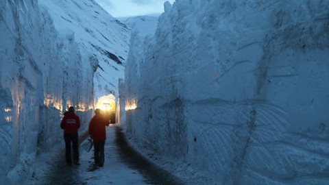 13.000 du khách mắc kẹt do bão tuyết trên dãy Alps - Ảnh 7. 13.000 du khách mắc kẹt do bão tuyết trên dãy Alps - Ảnh 7.