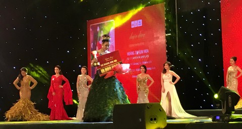 Cắt điện mới dừng được cuộc thi chui Duyên dáng doanh nhân - Ảnh 1. Cắt điện mới dừng được cuộc thi chui Duyên dáng doanh nhân - Ảnh 1.