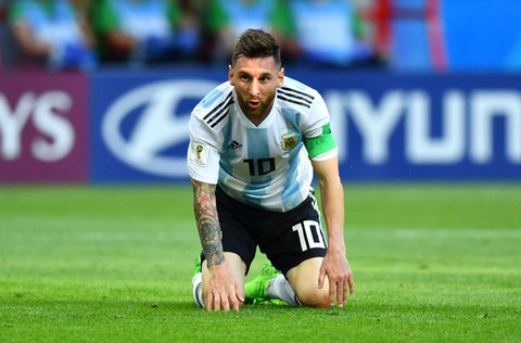 Chấm dứt kỷ nguyên Messi - Ronaldo, chờ cú đẩy domino đầu tiên - Ảnh 2. Chấm dứt kỷ nguyên Messi - Ronaldo, chờ cú đẩy domino đầu tiên - Ảnh 2.