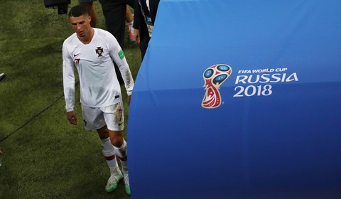 Thế giới xẻ nửa trong ngày Messi gọi Ronaldo về nước - Ảnh 5. Thế giới xẻ nửa trong ngày Messi gọi Ronaldo về nước - Ảnh 5.