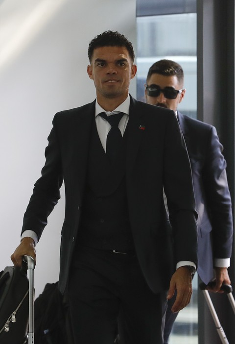 Ronaldo cùng đồng đội ủ rũ về nước - Ảnh 6. Ronaldo cùng đồng đội ủ rũ về nước - Ảnh 6.