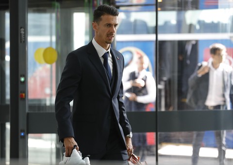 Ronaldo cùng đồng đội ủ rũ về nước - Ảnh 7. Ronaldo cùng đồng đội ủ rũ về nước - Ảnh 7.