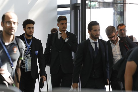 Ronaldo cùng đồng đội ủ rũ về nước - Ảnh 8. Ronaldo cùng đồng đội ủ rũ về nước - Ảnh 8.