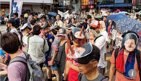 Hong Kong ngày 1-7: Chính quyền vui lễ, dân tuần hành - Ảnh 3. Hong Kong ngày 1-7: Chính quyền vui lễ, dân tuần hành - Ảnh 3.