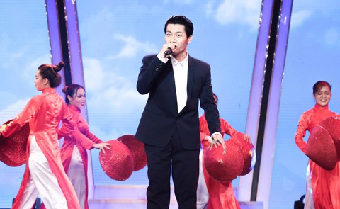 Gương mặt thân quen: Hùng Thuận, Duy Khánh giả gái ngoại cỡ - Ảnh 9. Gương mặt thân quen: Hùng Thuận, Duy Khánh giả gái ngoại cỡ - Ảnh 9.