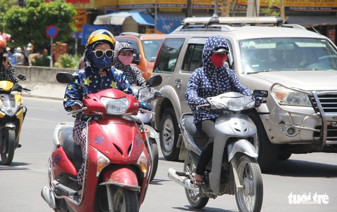 Người Hà Nội kín mít như ninja trong cái nóng gần 40 độ C - Ảnh 11. Người Hà Nội kín mít như ninja trong cái nóng gần 40 độ C - Ảnh 11.