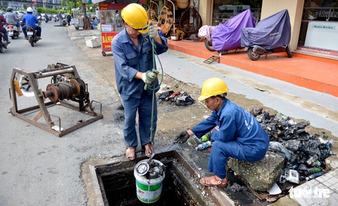 Lãnh đạo TP.HCM nghẹn ngào xin lỗi công nhân thoát nước - Ảnh 2. Lãnh đạo TP.HCM nghẹn ngào xin lỗi công nhân thoát nước - Ảnh 2.
