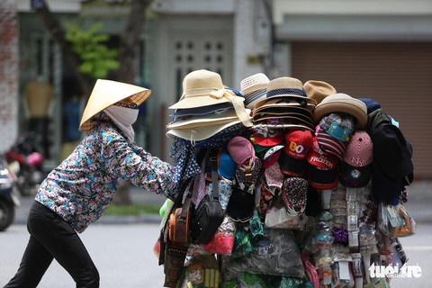 Người Hà Nội kín mít như ninja trong cái nóng gần 40 độ C - Ảnh 1. Người Hà Nội kín mít như ninja trong cái nóng gần 40 độ C - Ảnh 1.