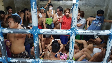 Ở Philippines, ngồi hóng mát có khi cũng bị hốt về đồn cảnh sát - Ảnh 1. Ở Philippines, ngồi hóng mát có khi cũng bị hốt về đồn cảnh sát - Ảnh 1.
