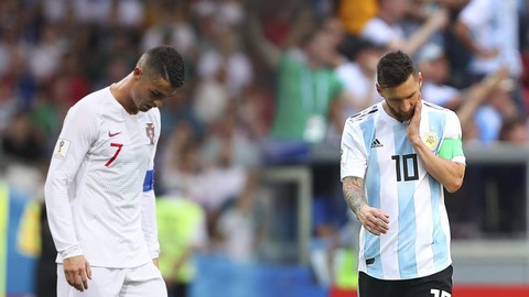 Thế giới xẻ nửa trong ngày Messi gọi Ronaldo về nước - Ảnh 2. Thế giới xẻ nửa trong ngày Messi gọi Ronaldo về nước - Ảnh 2.