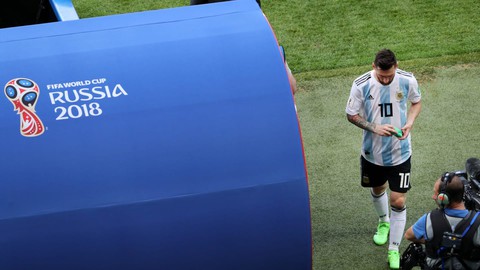 Thế giới xẻ nửa trong ngày Messi gọi Ronaldo về nước - Ảnh 4. Thế giới xẻ nửa trong ngày Messi gọi Ronaldo về nước - Ảnh 4.