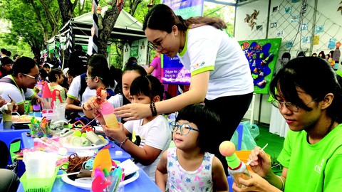 Rác đã phân loại lại ném cả lên xe, dân thấy phí công... - Ảnh 1. Rác đã phân loại lại ném cả lên xe, dân thấy phí công... - Ảnh 1.