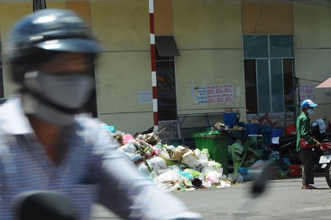 Hỏa tốc xử lý cả nghìn tấn rác ùn ứ ở TP Quảng Ngãi - Ảnh 1. Hỏa tốc xử lý cả nghìn tấn rác ùn ứ ở TP Quảng Ngãi - Ảnh 1.