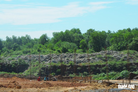 Đối thoại nảy lửa, dân vẫn chưa cho xe vào bãi rác Nghĩa Kỳ - Ảnh 3. Đối thoại nảy lửa, dân vẫn chưa cho xe vào bãi rác Nghĩa Kỳ - Ảnh 3.