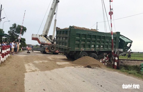 Tàu hỏa húc văng xe tải chết máy trên đường ngang - Ảnh 1. Tàu hỏa húc văng xe tải chết máy trên đường ngang - Ảnh 1.