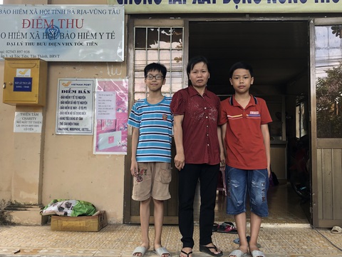 Từ ngày cha mất, tụi em ra đường bán nước mía… - Ảnh 2. Từ ngày cha mất, tụi em ra đường bán nước mía… - Ảnh 2.