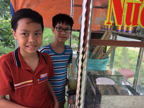 Từ ngày cha mất, tụi em ra đường bán nước mía… - Ảnh 1. Từ ngày cha mất, tụi em ra đường bán nước mía… - Ảnh 1.
