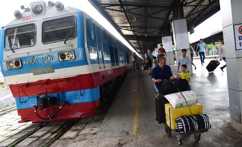 Khách ngày càng giảm, tàu lửa lại càng tăng giá vé - Ảnh 1. Khách ngày càng giảm, tàu lửa lại càng tăng giá vé - Ảnh 1.