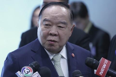 Phó thủ tướng Thái Lan hứng đá của dân Trung Quốc, phải xin lỗi - Ảnh 2. Phó thủ tướng Thái Lan hứng đá của dân Trung Quốc, phải xin lỗi - Ảnh 2.