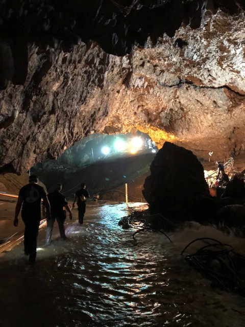 Chiến dịch giải cứu đội bóng Thái Lan thành công mỹ mãn, cứu được 13 người - Ảnh 10. Chiến dịch giải cứu đội bóng Thái Lan thành công mỹ mãn, cứu được 13 người - Ảnh 10.