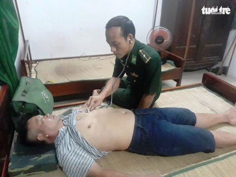 Cứu 9 ngư dân bị chìm tàu ở cửa biển Thuận An - Ảnh 1. Cứu 9 ngư dân bị chìm tàu ở cửa biển Thuận An - Ảnh 1.