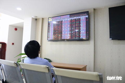 Cổ phiếu ngân hàng bị bán ròng, VN Index thủng mốc 900 điểm - Ảnh 1. Cổ phiếu ngân hàng bị bán ròng, VN Index thủng mốc 900 điểm - Ảnh 1.