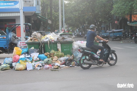 Rác ngập TP Quảng Ngãi, tỉnh hỏa tốc đưa rác vượt 40km xử lý - Ảnh 2. Rác ngập TP Quảng Ngãi, tỉnh hỏa tốc đưa rác vượt 40km xử lý - Ảnh 2.