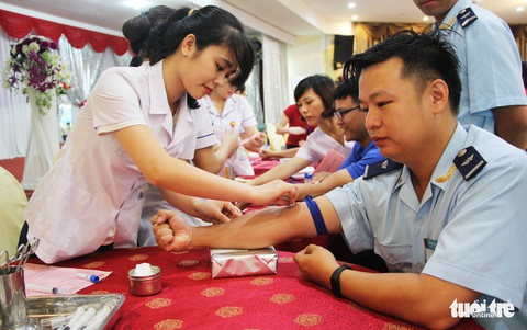 Gần 2.000 bạn trẻ xứ Nghệ đội mưa đi hiến máu - Ảnh 1. Gần 2.000 bạn trẻ xứ Nghệ đội mưa đi hiến máu - Ảnh 1.