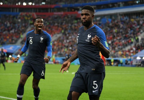 Umtiti: từ pha chơi bóng rổ đến điệu lắc vòng ba gây sốt - Ảnh 2. Umtiti: từ pha chơi bóng rổ đến điệu lắc vòng ba gây sốt - Ảnh 2.