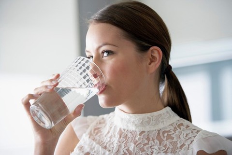 Bí quyết chăm sóc da: Uống đủ nước, đẹp đủ đường! - Ảnh 1. Bí quyết chăm sóc da: Uống đủ nước, đẹp đủ đường! - Ảnh 1.
