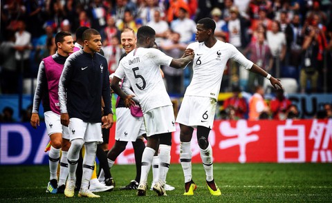 Umtiti: từ pha chơi bóng rổ đến điệu lắc vòng ba gây sốt - Ảnh 4. Umtiti: từ pha chơi bóng rổ đến điệu lắc vòng ba gây sốt - Ảnh 4.