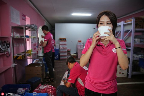 Ngày làm shipper, tối làm hotgirl ngàn người hâm mộ - Ảnh 3. Ngày làm shipper, tối làm hotgirl ngàn người hâm mộ - Ảnh 3.