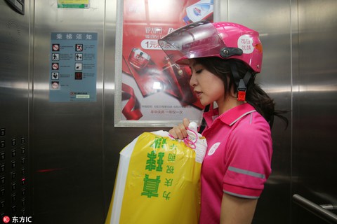 Ngày làm shipper, tối làm hotgirl ngàn người hâm mộ - Ảnh 4. Ngày làm shipper, tối làm hotgirl ngàn người hâm mộ - Ảnh 4.