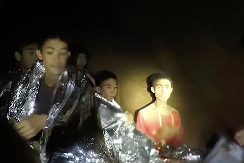 Cậu bé duy nhất trong đội bóng Thái nói chuyện được với thợ lặn nước ngoài - Ảnh 2. Cậu bé duy nhất trong đội bóng Thái nói chuyện được với thợ lặn nước ngoài - Ảnh 2.