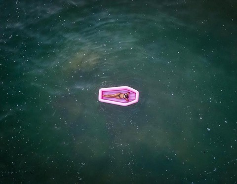 Quên thiên nga, kỳ lân đi, phao bơi quan tài mới là sành điệu - Ảnh 5. Quên thiên nga, kỳ lân đi, phao bơi quan tài mới là sành điệu - Ảnh 5.