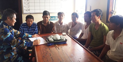 7 ngư dân Phú Yên chìm tàu được tàu Hải quân cứu sống trong gang tấc - Ảnh 1. 7 ngư dân Phú Yên chìm tàu được tàu Hải quân cứu sống trong gang tấc - Ảnh 1.