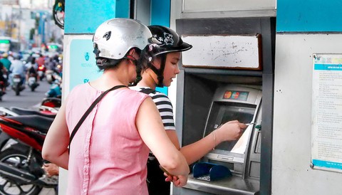 Tăng phí ATM, chủ trương tận thu của các ngân hàng lớn? - Ảnh 1. Tăng phí ATM, chủ trương tận thu của các ngân hàng lớn? - Ảnh 1.