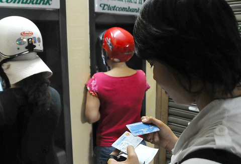 Yêu cầu bốn ngân hàng bắt tay tăng phí rút tiền nội mạng ATM báo cáo - Ảnh 1. Yêu cầu bốn ngân hàng bắt tay tăng phí rút tiền nội mạng ATM báo cáo - Ảnh 1.