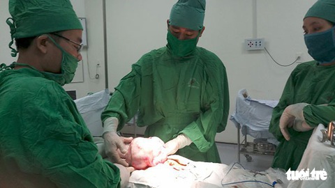 Lấy thành công u nang buồng trứng 6,1kg - Ảnh 1. Lấy thành công u nang buồng trứng 6,1kg - Ảnh 1.