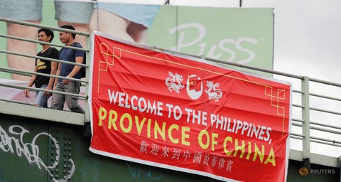 Dân Philippines giận đùng đùng vì các băngrôn Philippines là tỉnh của Trung Quốc - Ảnh 1. Dân Philippines giận đùng đùng vì các băngrôn Philippines là tỉnh của Trung Quốc - Ảnh 1.