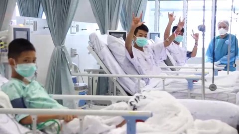 Công bố hình ảnh đầu tiên của đội bóng nhí Thái Lan sau khi được cứu - Ảnh 1. Công bố hình ảnh đầu tiên của đội bóng nhí Thái Lan sau khi được cứu - Ảnh 1.