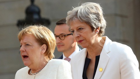 Thủ tướng Theresa May loạng choạng tay chèo con thuyền Brexit - Ảnh 1. Thủ tướng Theresa May loạng choạng tay chèo con thuyền Brexit - Ảnh 1.