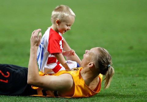 Ngắm thiên thần nhỏ của Rakitic, Vida, Harry Kane - Ảnh 8.