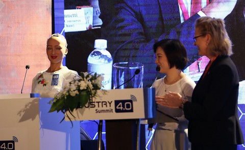 Robot Sophia đến Việt Nam: Người trẻ phải sẵn sàng đón nhận thách thức - Ảnh 1. Robot Sophia đến Việt Nam: Người trẻ phải sẵn sàng đón nhận thách thức - Ảnh 1.