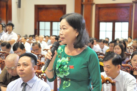 Sổ đỏ người dân tự đi làm thì chậm, nhờ cò thì nhanh - Ảnh 1. Sổ đỏ người dân tự đi làm thì chậm, nhờ cò thì nhanh - Ảnh 1.
